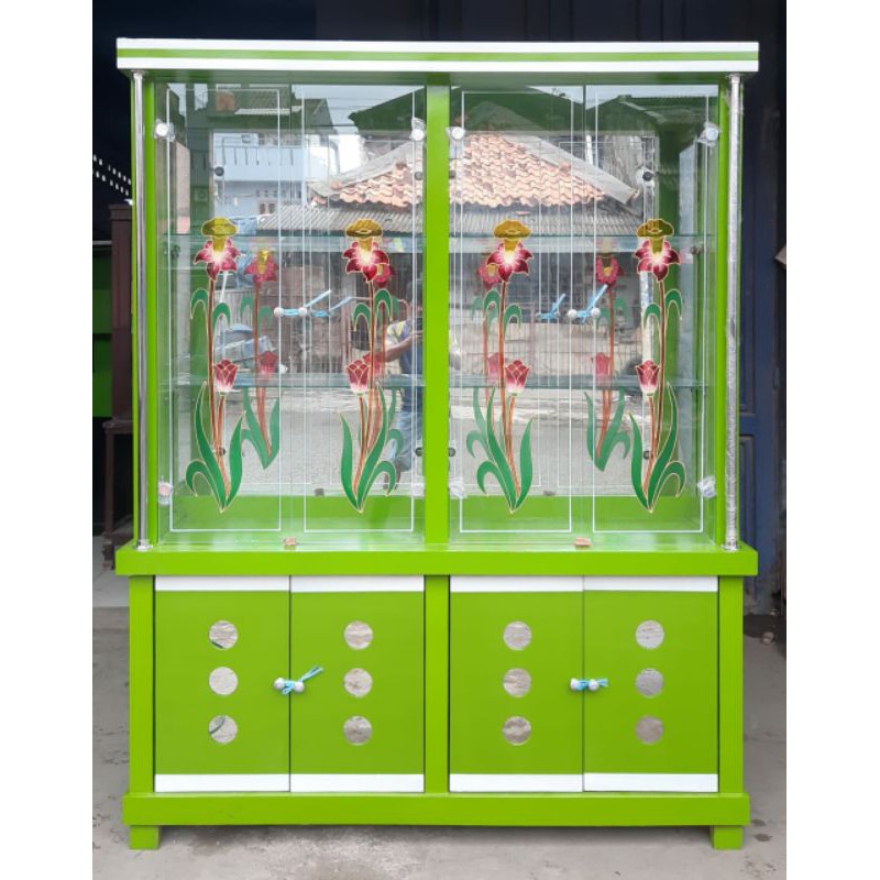 Lemari pajangan kristal