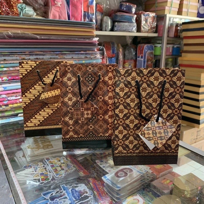 

Paperbag Batik Kiky Glossy A ( Kecil )