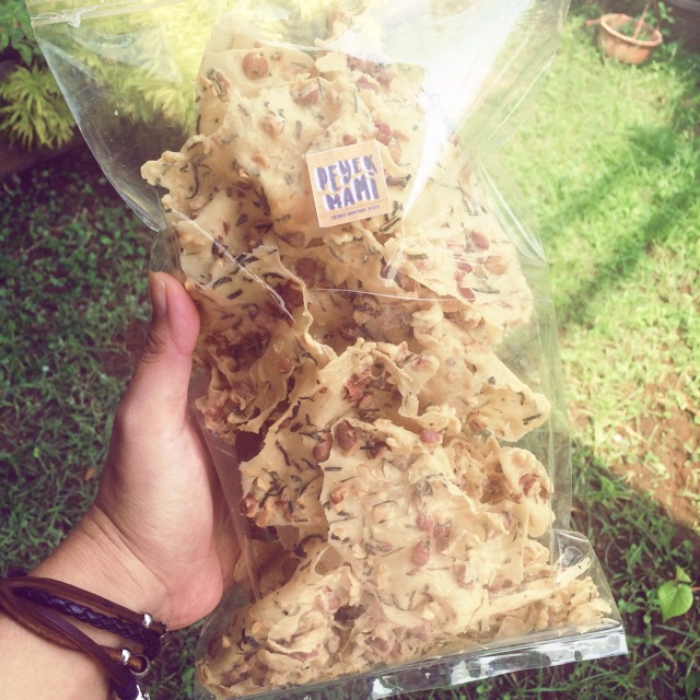 

Peyek Kacang Extra Jumbo