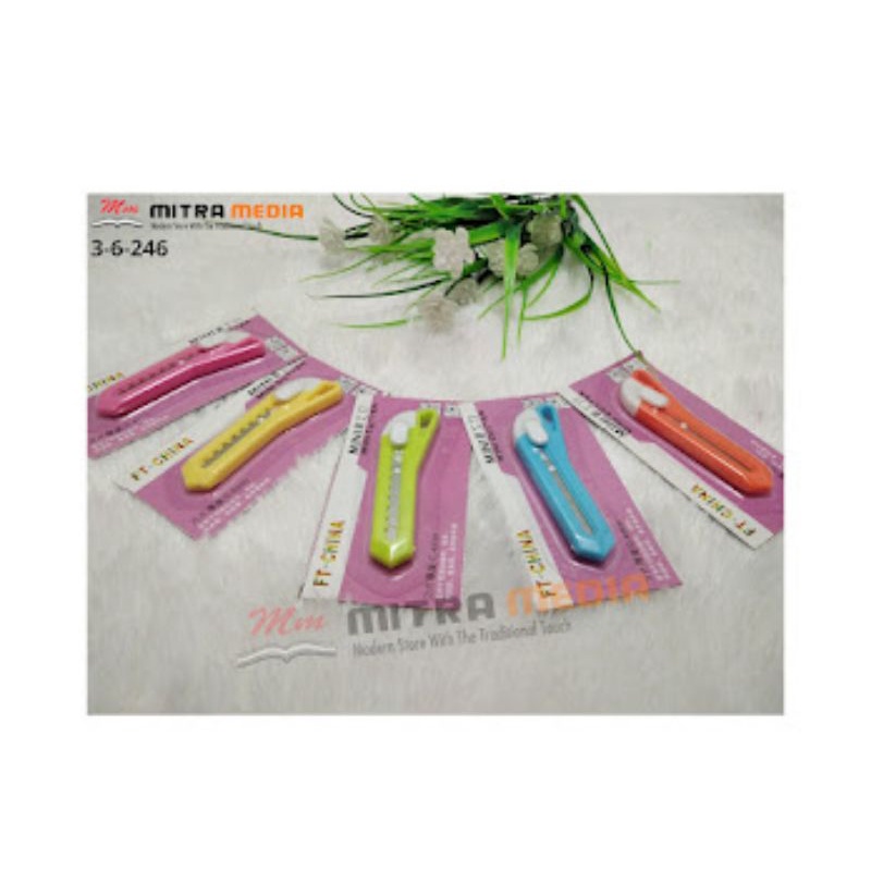 

Pisau Cutter/Pemotong Kertas/Pisau Cutter Plastik Mini