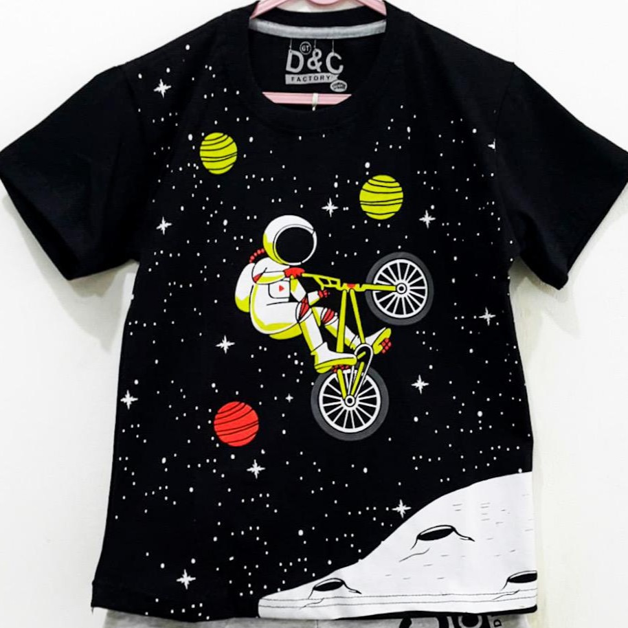 atasan kaos anak laki laki astronot sepeda warna hitam 1 atasan kaos anak laki laki astronot sepeda warna hitam 1
