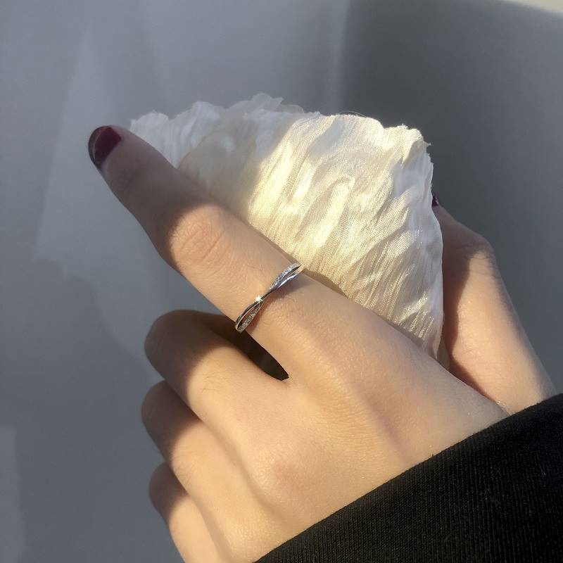 Cincin Pernikahan Desain Silang Warna Silver Rose Gold Dapat Disesuaikan Untuk Pasangan