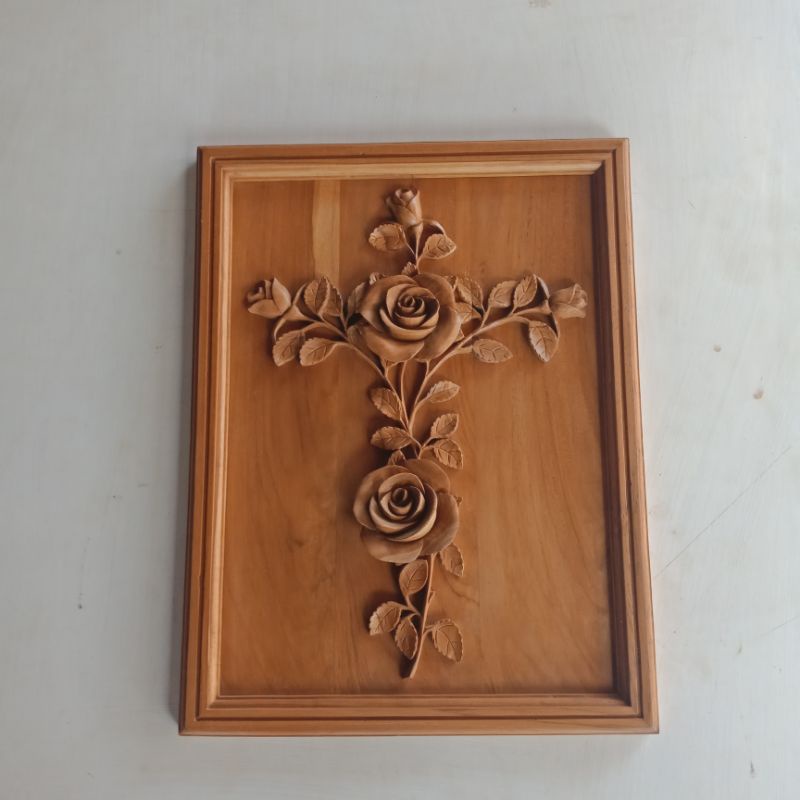 salib gantung kayu ,salib dinding kayu ukiran , bunga mawar asli jepara.