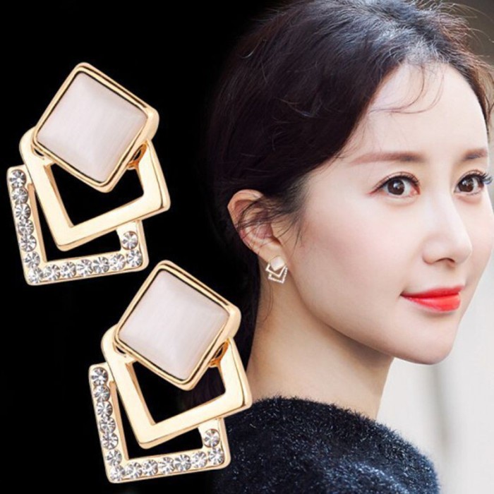 Anting Tusuk Wanita Bentuk Persegi Model Hollow Warna Emas