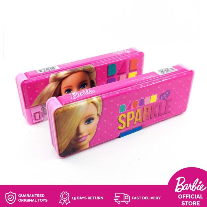 

BISA COD Dadi - Barbie Tempat Pensil Magnet 02/TEMPAT PENSIL AESTHETIC/TEMPAT PENSIL ANAK PEREMPUAN/TEMPAT PENSIL LUCU/TEMPAT PENSIL 3D/TEMPAT PENSIL TRANSPARAN/TEMPAT PENSIL LUCU/TEMPAT PENSIL KOREA/TEMPAT PENSIL KAIN/TEMPAT PENSIL KALKULATOR