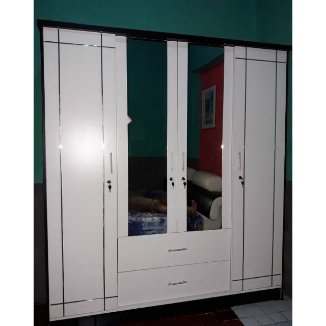 Lemari Pakaian 4 Pintu