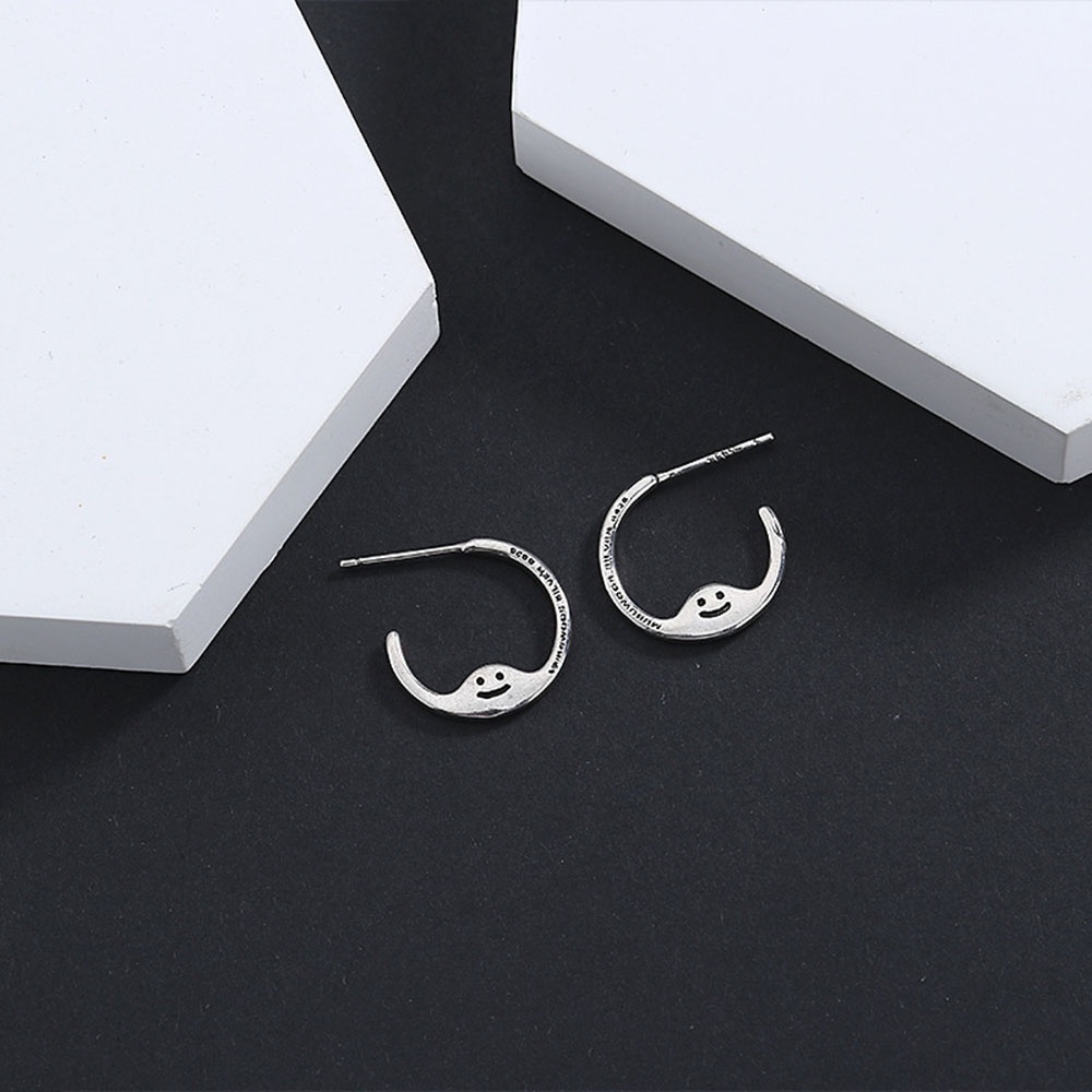 1 Pasang Anting Stud Bentuk Bulat Desain Tulisan Smiley Warna Silver Gaya Korea Untuk Wanita