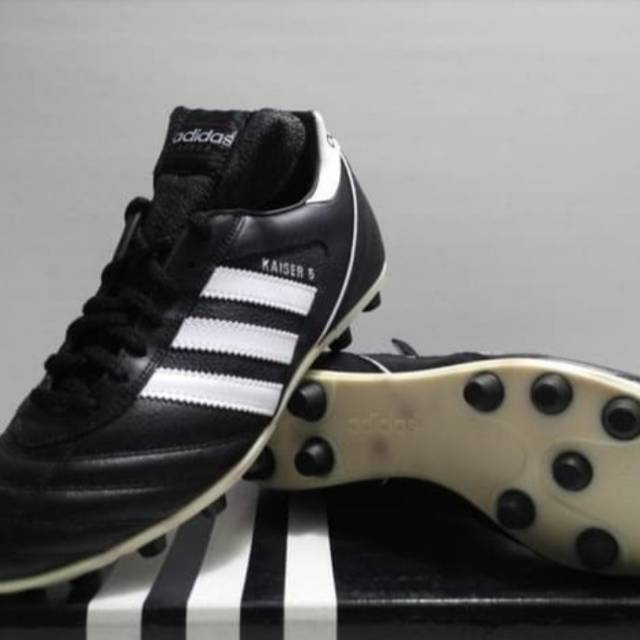 Sepatu bola adidas kaiser 5