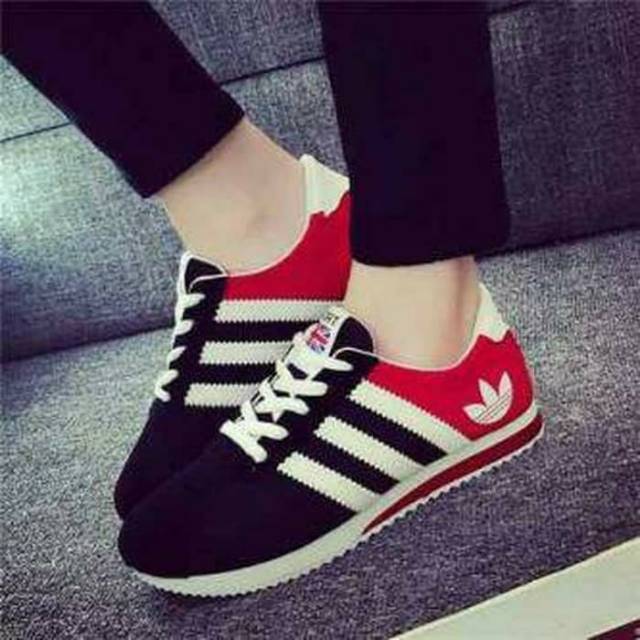SEPATU  SPORTS KETS WANITA ADIDAS MERAH HITAM