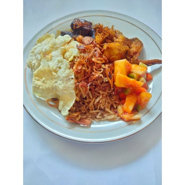 

nasi kebuli ayam goreng dan bistik daging sapi