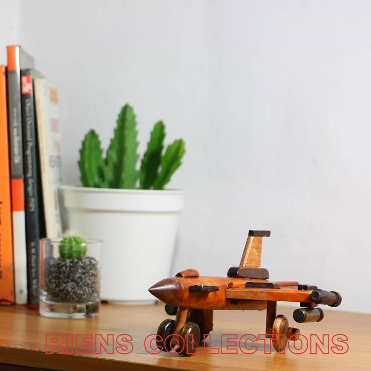 RIENS COLLECTIONS. MINIATUR DIECAST PAJANGAN PESAWAT F16 KAYU UKURAN 19X16X8 CM