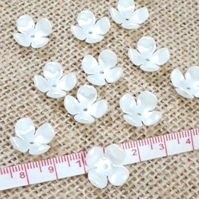 40 biji Kelopak 15mm warna Mutiara Manik Mote