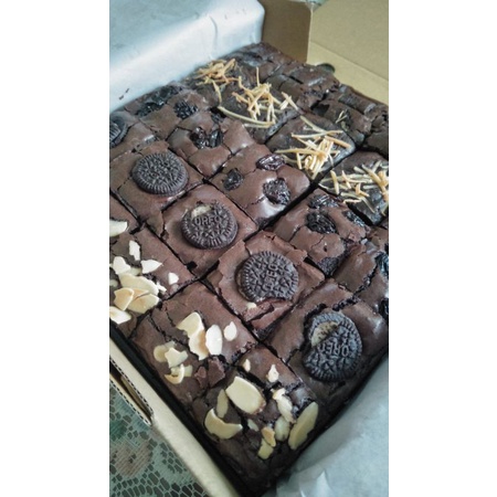 

brownies sekat/shiny fudgy brownies/cemilan/hampers/kue coklat.