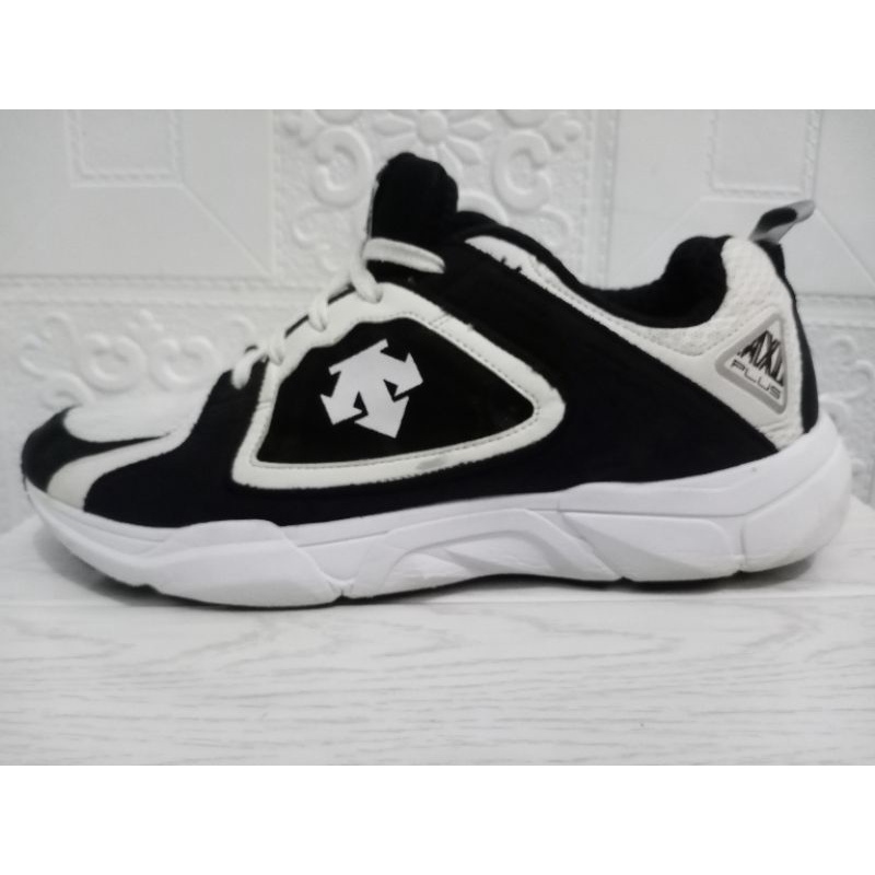 Sepatu DESCENTE Second Branded/Bekas/Preloved