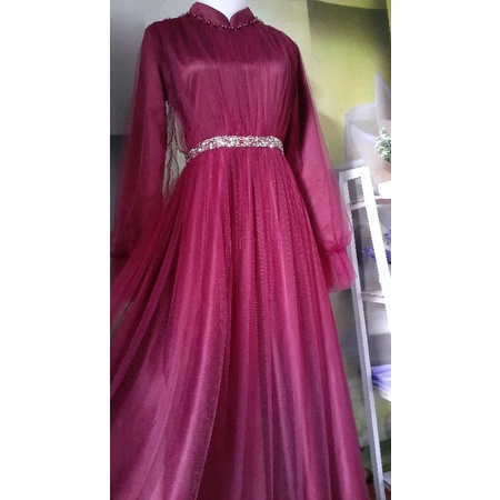 gaun merah marun