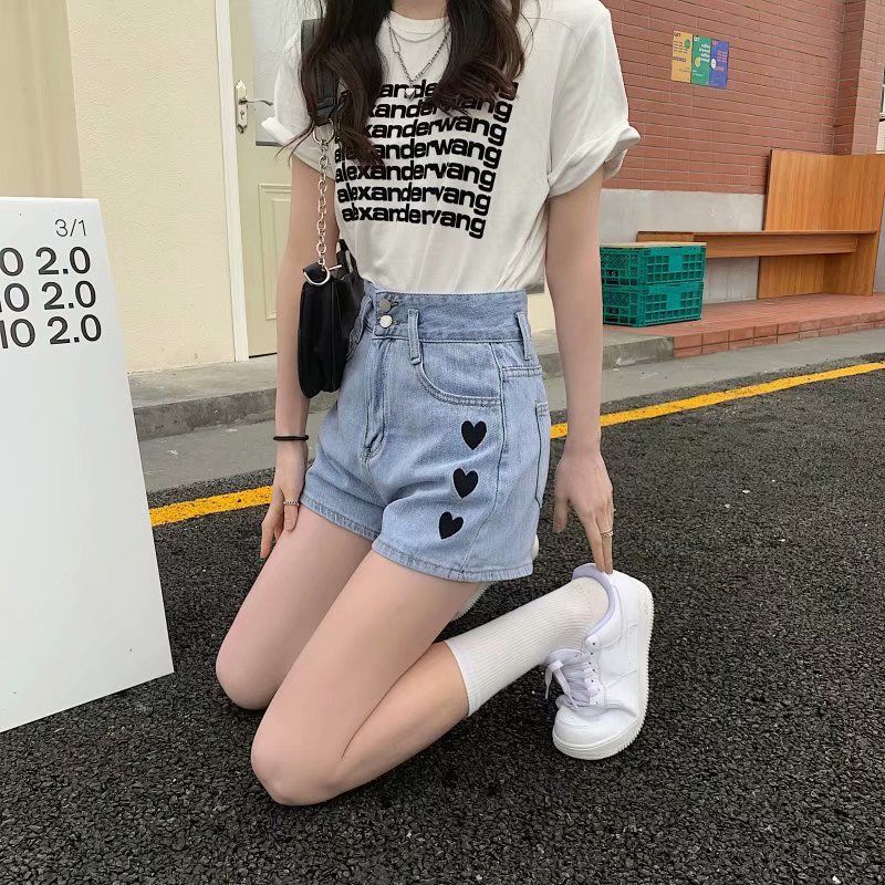 Celana  Pendek Jeans Wanita - High waist Hot Pants Jeans Love Kancing 2-  High waist Hot pants Bordir Love Gaya Korea