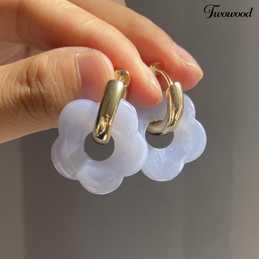 1 Pasang Anting Bentuk Bunga Model Hollow Out Bahan Resin Untuk Wanita