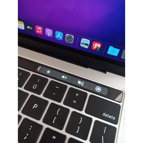 MACBOOK PRO 2018 TOUCHBAR CORE i7 RAM 16GB SSD 256GB 13 INCHI MULUS GARANSI