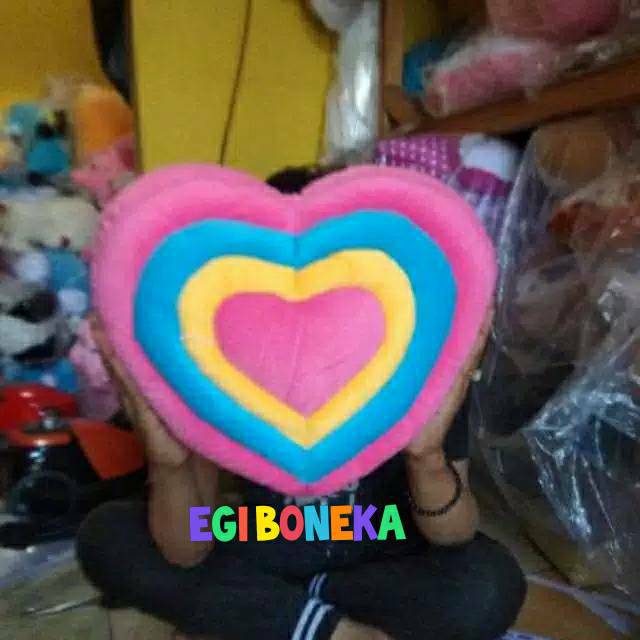 Bantal love pelangi pink size L