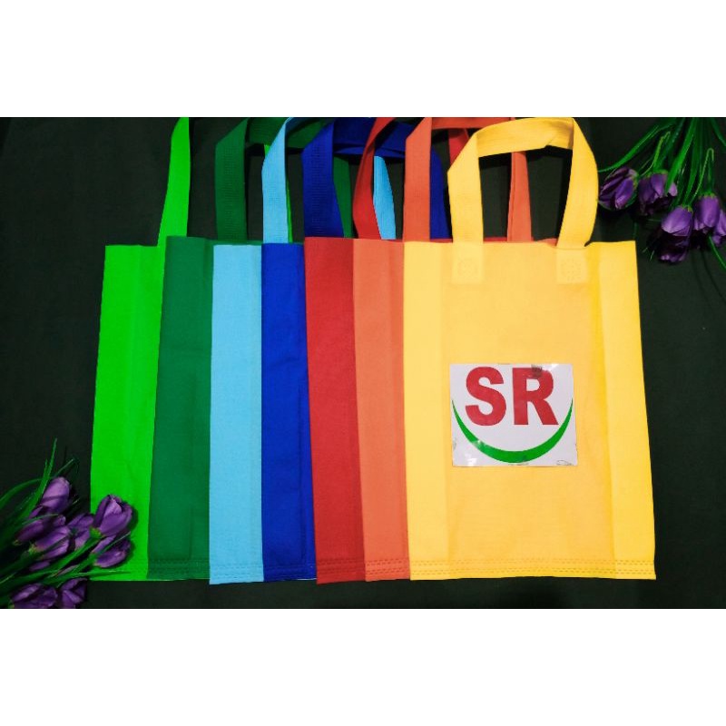 

Tas Spunbond Polos Warna Ukuran 25 x 35 x 8 cm / Goodie Bag Handle Polos / Harga per lusin