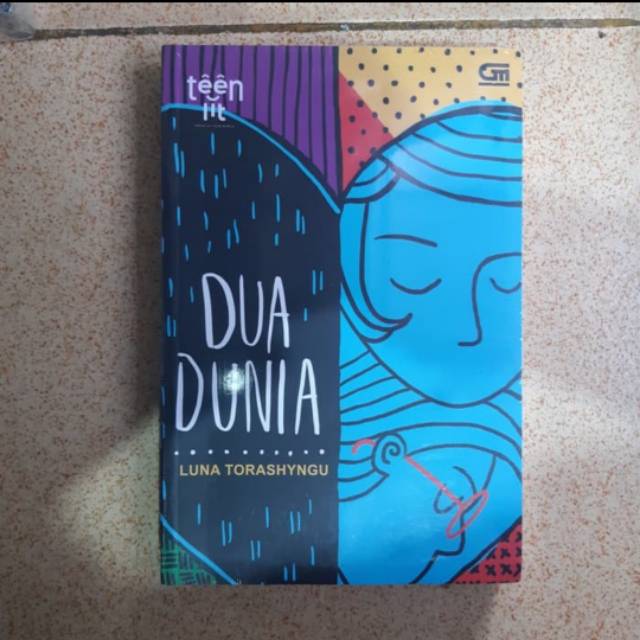 Buku Novel Dua Dunia - Luna Torashyngu