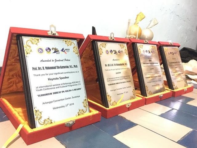 

PLAKAT KAYU + BOX SEHARI JADI