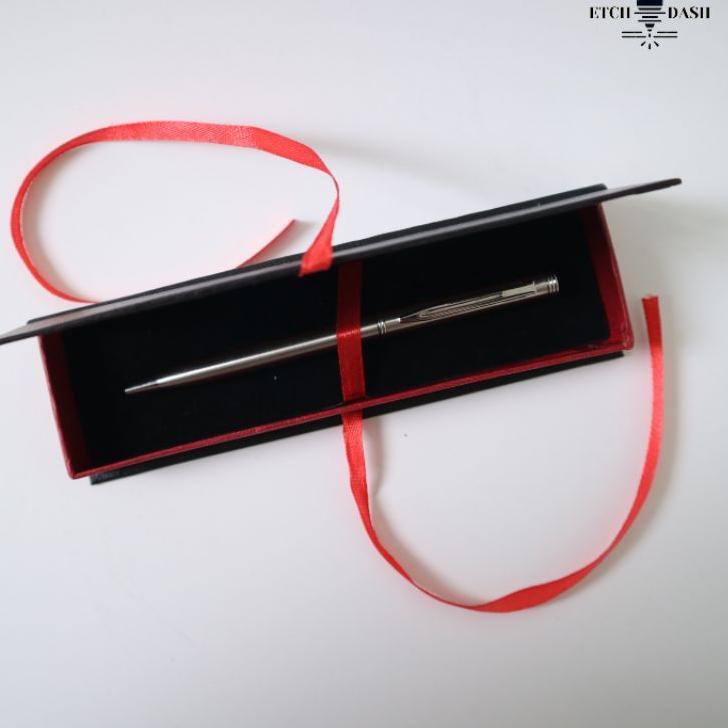 

Trendy Pulpen Custom Pulpen Eksklusif Free Grafir Nama/Logo + Box Pita / Souvenir Pulpen - Exclusive Pen RB-1010
