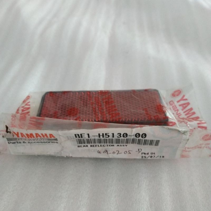 Mata Kucing Spakbor Belakang Merah Yamaha Lexi, Aerox 125, Fazzio, Gear 125 BE1-H5130-00