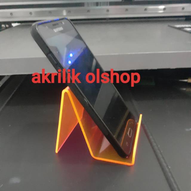 Display hp warna kuning transparan