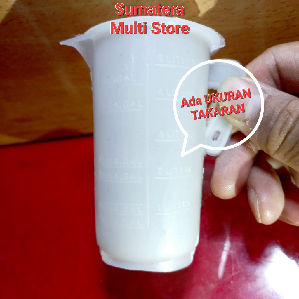 Gelas Takar oli samping Vespa