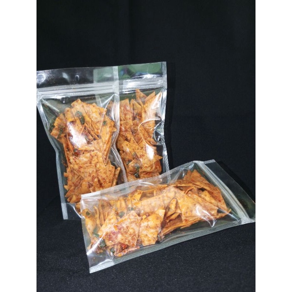 

Keripik pangsit pedas daun jeruk