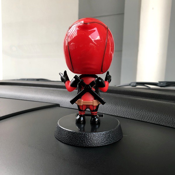 DEADPOOL Boneka Figure Miniatur Pajangan Mobil Solar Power HERO Goyang Kepala Shacking Head