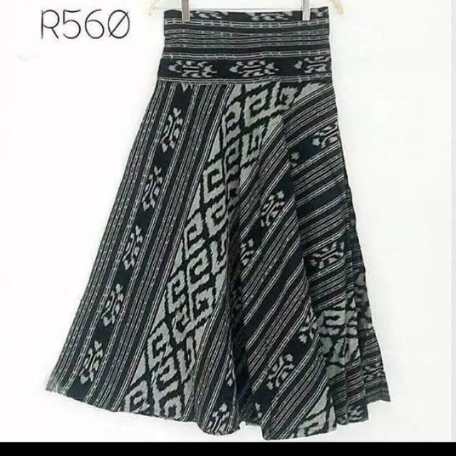 Rok tenun motif toraja black white H2