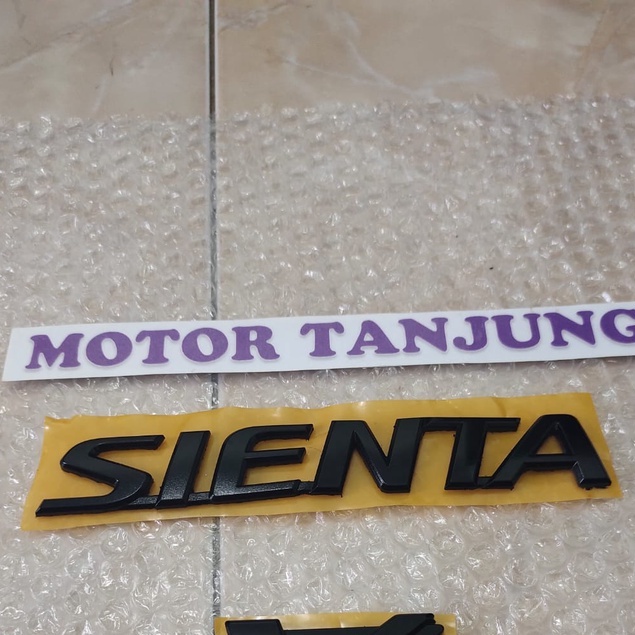 emblem tulisan sienta warna hitam doff/ hitam glossy