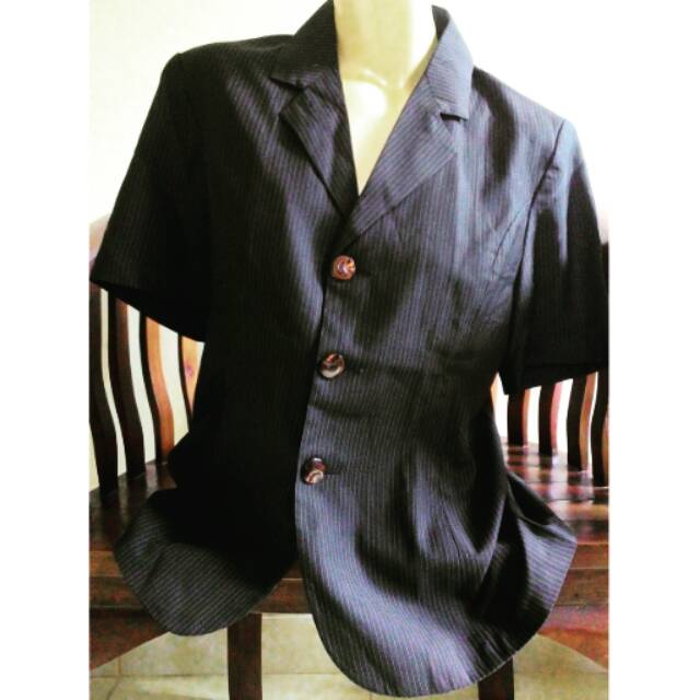 Blazer pendek hitam wanita