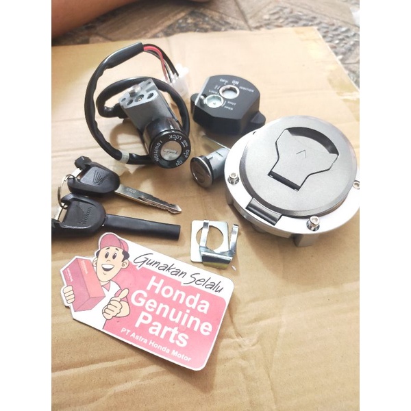 KUNCI KONTAK SET PLUS TUTUP TANGKI CBR 150 NEW 4 KABEL