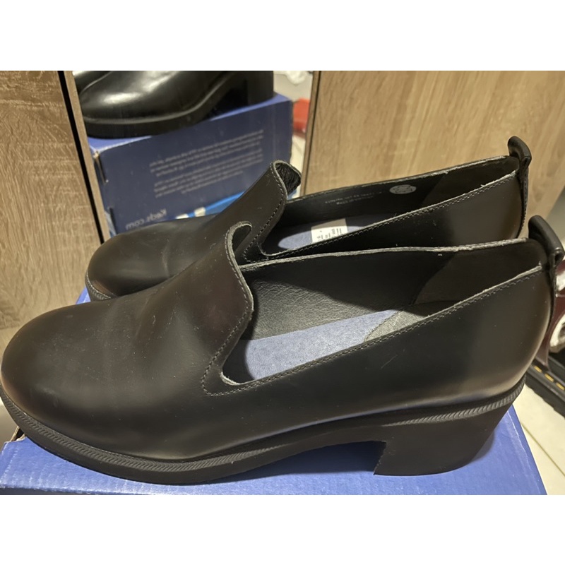 Sepatu kerja Wanita merek Camper. Ukuran 38. Belum pernah digunakan. No Box