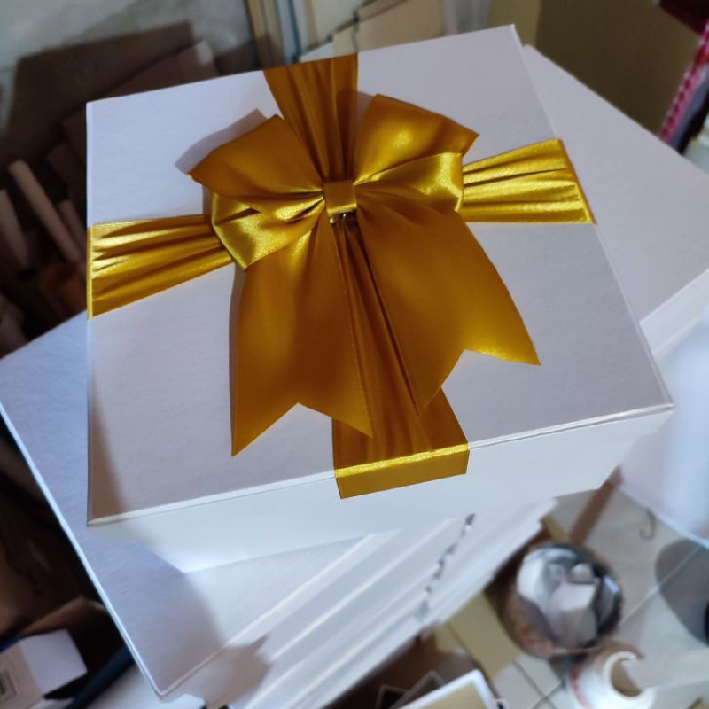 HARDBOX KOTAK KADO SPESIAL HAMPERS HADIAH ULTAH GIFT BOX PUTIH PITA SATIN GOLD