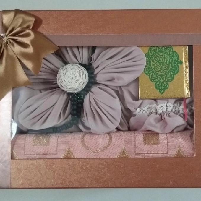 

AKSESORIS PERNIKAHAN PAKET SESERAHAN MUKENA SAJADAH AL-QUR'AN HANTARAN PERNIKAHAN MAHAR PERLENGKAPAN PESTA CRAFT