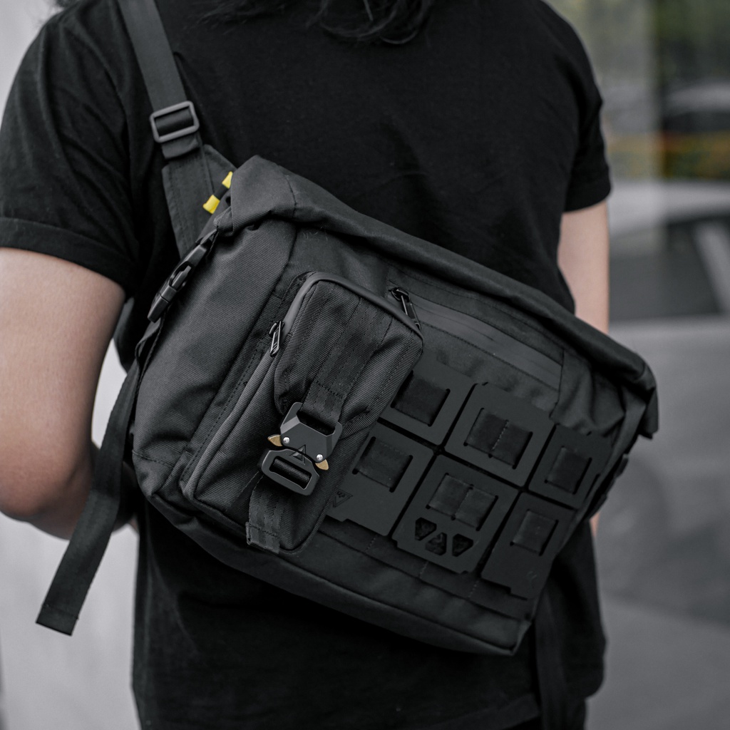 Sidekick Project AWAKEN Sling Bag Warna Hitam Multifungsi (Tas Bahu + Messenger Mini + Tech wear) Bahan Polyester Ukuran 30 x 25 x 11 CM Organizer Tas Selempang HP Dompet