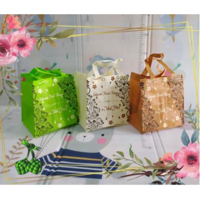 

Tas Spunbon Lebaran Gugur Bunga uk. 27x24x20 cm Kapasitas 10Kg
