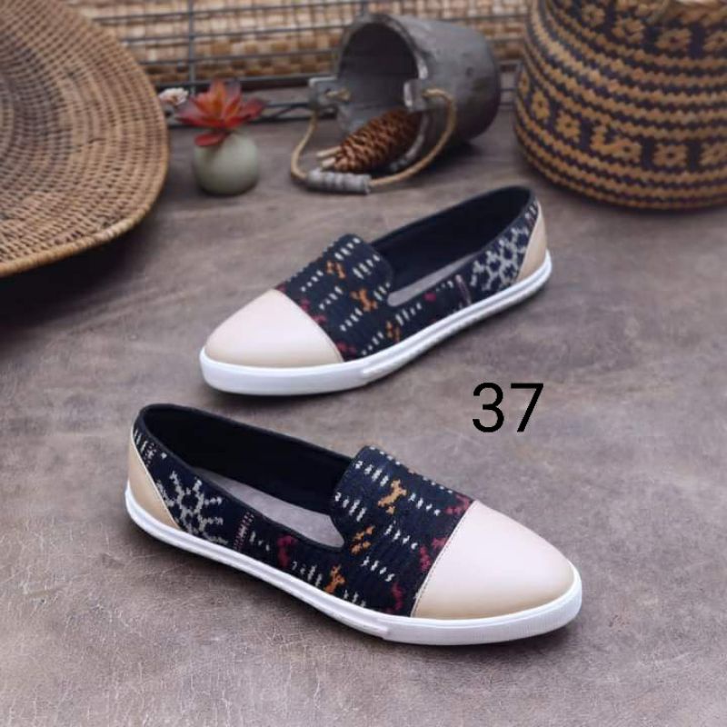 SLIP ON UNISEX, SLIP ON TENUN NTT, SLIP ON ETNIK, SEPATU ETNIK MURAH, SEPATU TENUN NTT, SLIPON KULIT