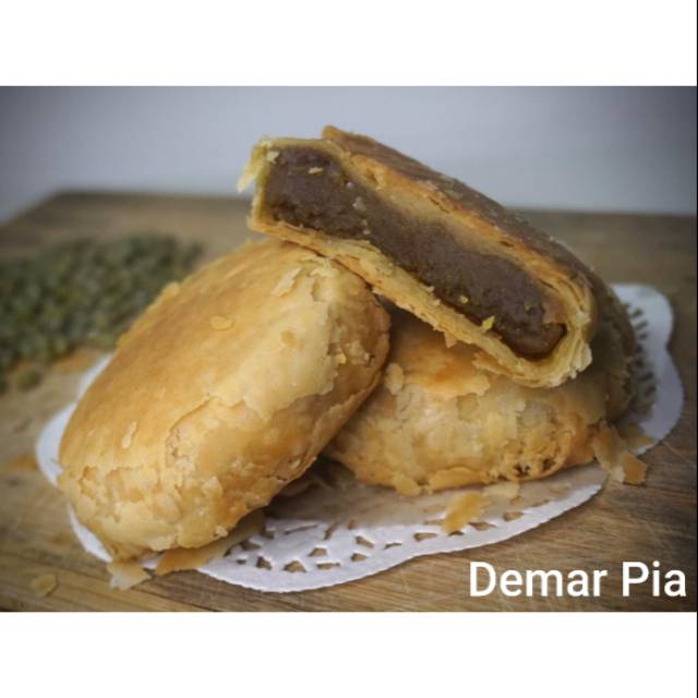 Kue Bulan Pia  isi kacang hijau halal