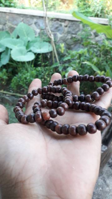 Gelang kayu galih asem 8mm tenggelam di air