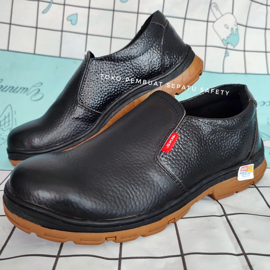 Sepatu Safety Kulit Sapi Asli Ujung Besi Slip on Fantofel berkualitas Keselamatan Kerja Pabrik Proyek Bengkel Pom Kitchen Anti Licin Sepatu Safety Model Baru Terlaris Murah