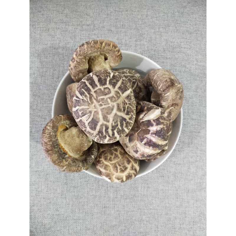 

Jamur Shitake Kering Super UK 6-8cm repack 100 gram