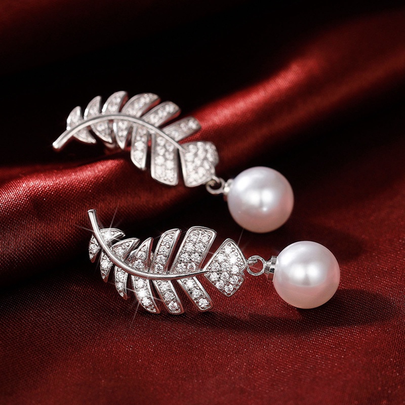 Anting Juntai Bentuk Bulu Aksen Mutiara Untuk Wanita