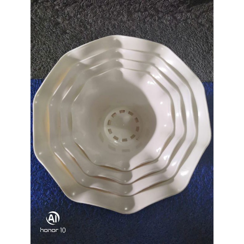 Pot bunga15 cm warna putih dan hijau model gelombang