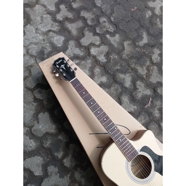 Gitar Akustik Standar Taylor Tanam Besi Free Aksesoris