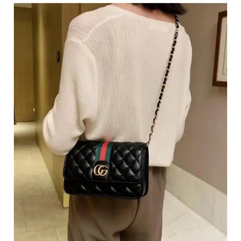 

Kode: ELJ 5255 IDR : 120 rb Bahan : Kulit Puukuran: 15 x20 x 6 cm Warna : Black, White